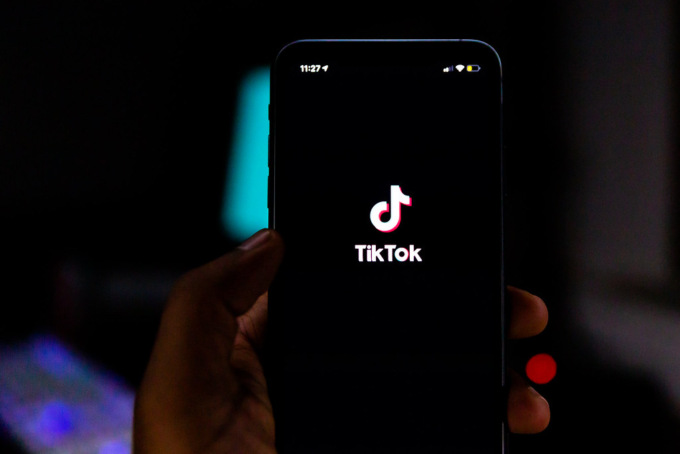 Il latitante influencer che evade dai domiciliari e fa i video su TikTok. Ma tra i followers ci sono… i Carabinieri