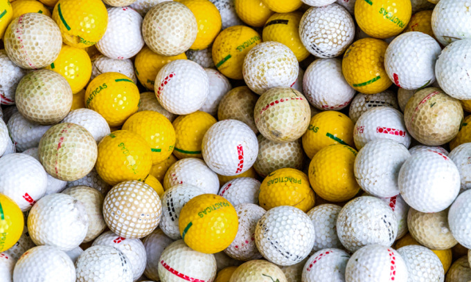 Risarciti con 5 milioni di dollari per 650 palline del vicino golf club finite nel loro giardino