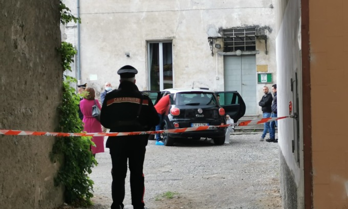 Altro femminicidio: uccide la compagna a coltellate e poi si butta nel burrone con l’auto