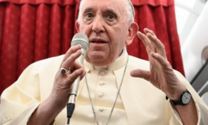 Sì di Papa Francesco a viaggio a un Kiev: "Urgono conferenze internazionali per la pace, disarmo centrale"