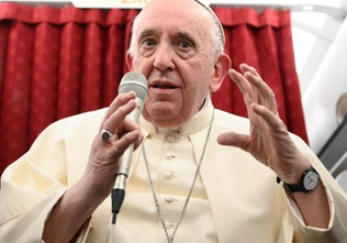 Papa Francesco bacchetta il look retrò dei preti siciliani: “Ma dove siamo?”