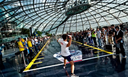 Gli aeroplanini di carta sono una cosa seria: martedì a Milano il campionato mondiale