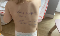 La madre di una bimba ucraina scrive sulla sua schiena informazioni per salvarla: "Nel caso morissi"