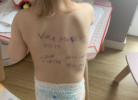 La madre di una bimba ucraina scrive sulla sua schiena informazioni per salvarla: “Nel caso morissi”