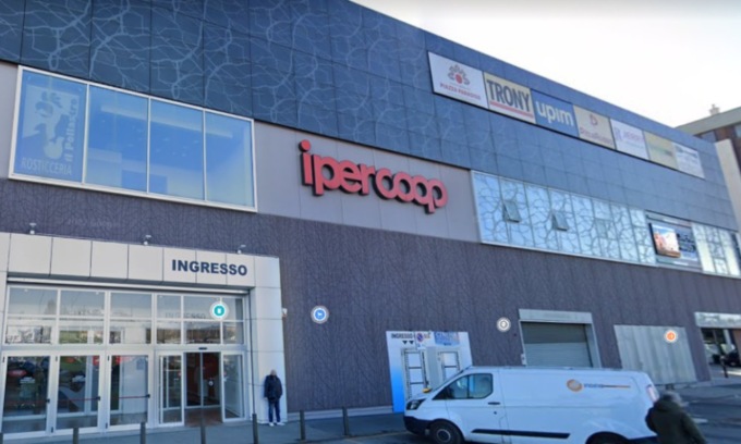 Inquietante a Torino: bomba a mano davanti a centro commerciale con biglietto “Dovete morire amici di Putin”