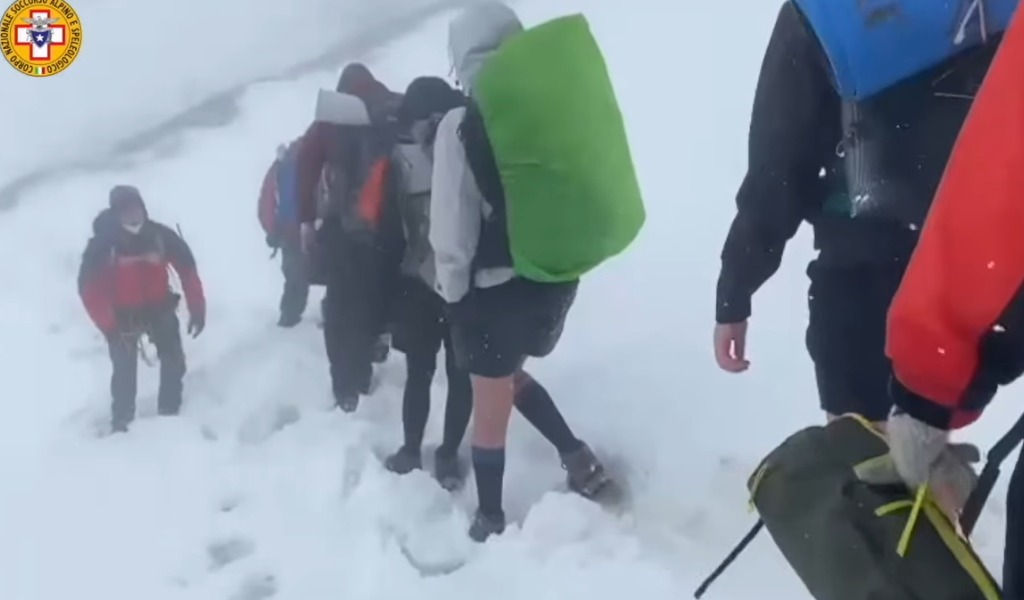 Scout in calzoncini sorpresi da una bufera di neve: hanno rischiato la vita