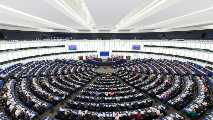 L’Europa vota l’embargo immediato per gas e petrolio russi. Cosa può succedere: rischi e vantaggi