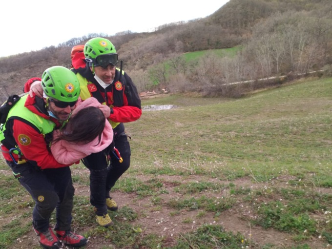 Dopo il rimprovero della mamma bimba di 5 anni fugge di casa e passa la notte nel bosco: ritrovata