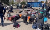 Bombardata la stazione di Kramatorsk piena di civili in fuga: 52 vittime, 4 bambini