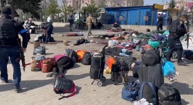 Bombardata la stazione di Kramatorsk piena di civili in fuga: 52 vittime, 4 bambini