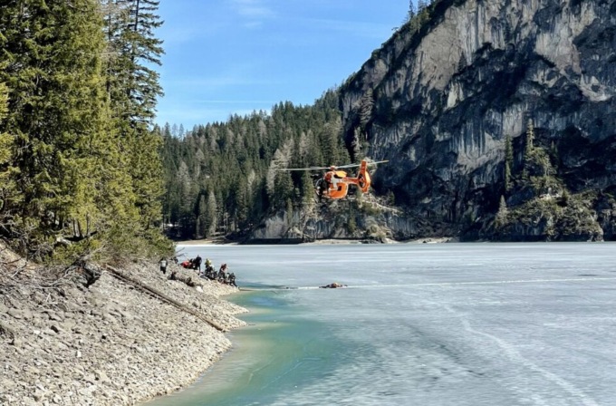 Lago di Braies: cede il ghiaccio, 14 turisti (tra cui un bimbo di 4 mesi) finiscono in acqua