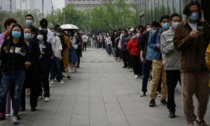 Covid, la Cina ha (di nuovo) paura:  "Virus sfuggito ai rilevamenti". E a Pechino test di massa e code ai supermercati