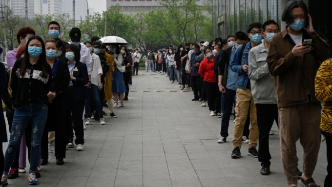 Covid, la Cina ha (di nuovo) paura:  “Virus sfuggito ai rilevamenti”. E a Pechino test di massa e code ai supermercati
