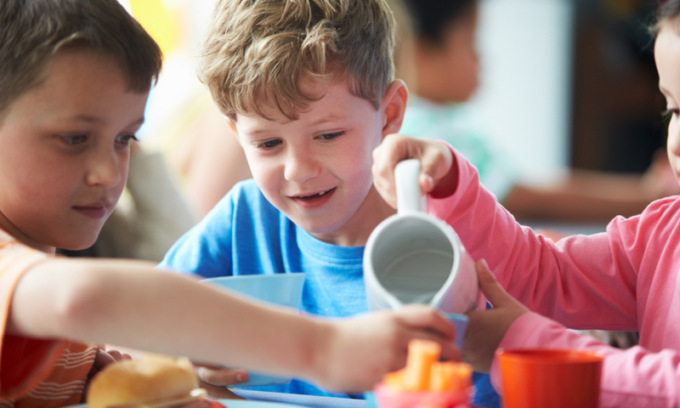 Gelato scaduto in mensa, i bambini della scuola finiscono all’ospedale