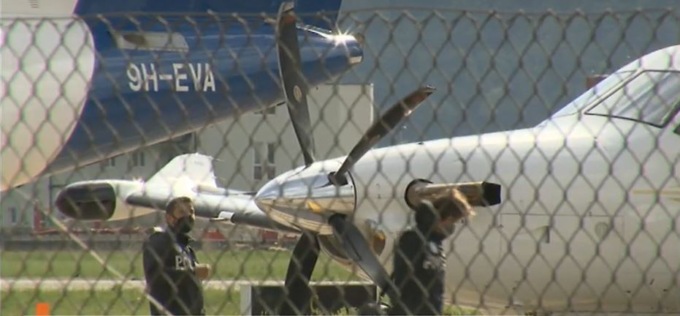 Uomo-bandiera in pista s’avvicina troppo all’aereo: elica gli trancia un braccio