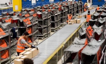 La Cgil striglia Amazon: "Lavoratori cronometrati per andare in bagno e puniti... dall'algoritmo"