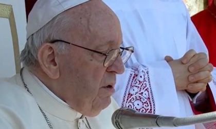 Papa Francesco: "Pasqua di guerra, basta mostrare i muscoli"