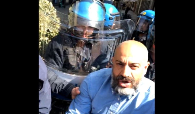 Proteste a Torino, Paragone tenta di forzare posto di blocco: “Sono un parlamentare, o mi fate passare o mi arrestate”