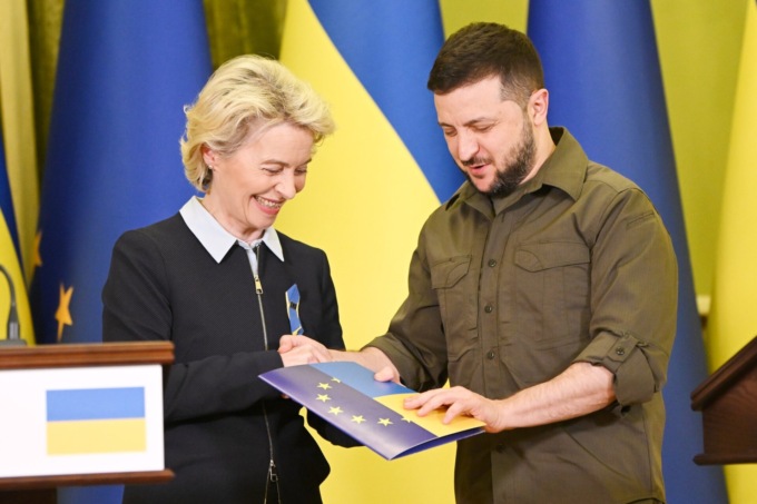 Von der Leyen consegna a Zalensky il questionario per l’adesione alla Ue