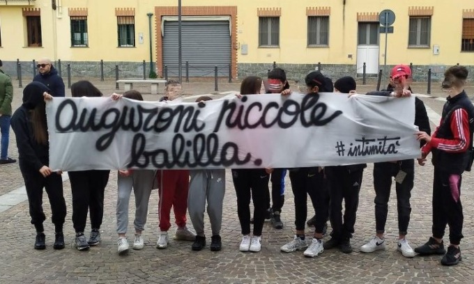 “Auguroni piccole balilla”: striscione fascista fuori dalla chiesa per il battesimo di due bambine
