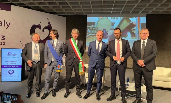 Vinitaly torna in presenza dopo due anni di stop. Zaia: “Serve un golden power per il vino”
