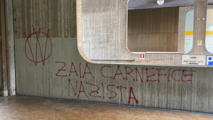 “Zaia carnefice nazista”: imbrattate sedi di Azienda Zero e dell’Agenzia delle Entrate a Padova