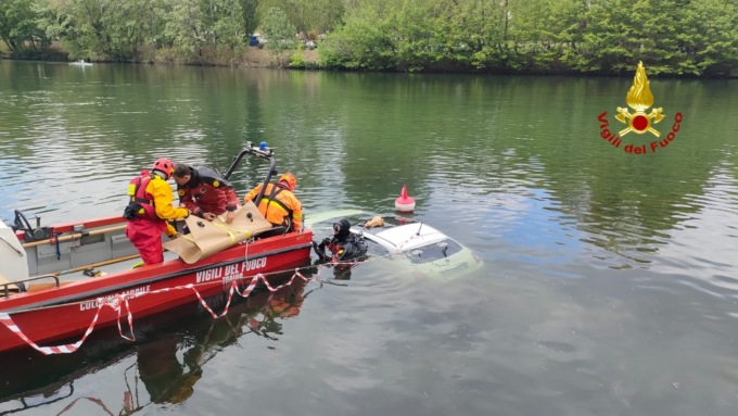 Mentre lui balla in discoteca la sua auto… finisce nel fiume