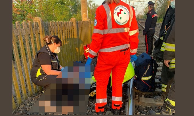 Camminava lungo i binari con il fratello e un amico, 18enne risucchiato e travolto da un treno in corsa