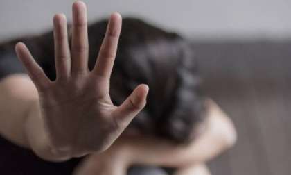 "Mio papà fa come il fidanzato": 13enne confessa gli abusi sessuali alla prof, che la salva