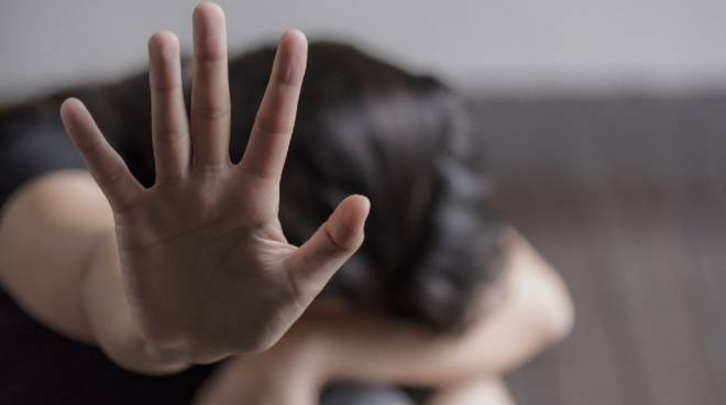 “Mio papà fa come il fidanzato”: 13enne confessa gli abusi sessuali alla prof, che la salva