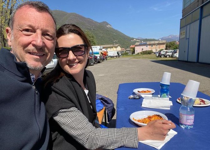 L’umile pranzo di Pasqua di Amadeus e moglie al campo sportivo