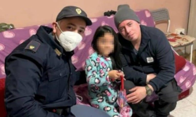 Bimba di 5 anni da sola in tram in pigiama per cercare il papà “scomparso”