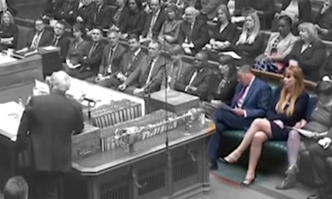 La deputata laburista accusata di distrarre Johnson con stratagemmi alla Basic Instinct