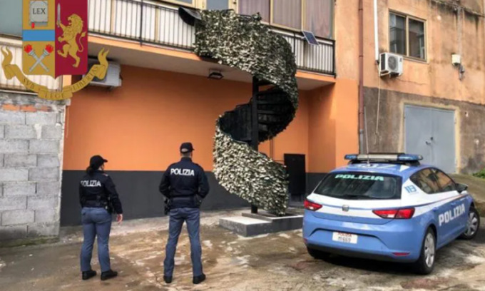 Per non usare l’odiato ascensore condominiale, costruisce una scala per scendere dal balcone