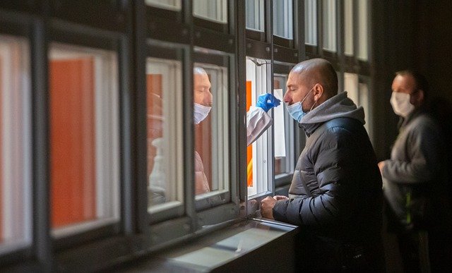 Variante Xe: cosa sappiamo finora. Ricciardi: “Con 2 dosi è come non essere vaccinati”