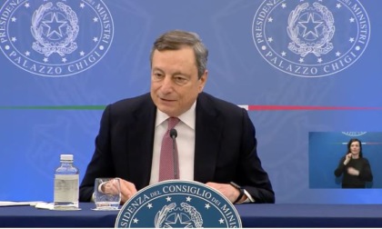 "Volete la pace o il condizionatore acceso? Questo è il problema", Draghi come Amleto è già un tormentone