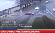 Dimentica il freno a mano e l'auto finisce nel fiume