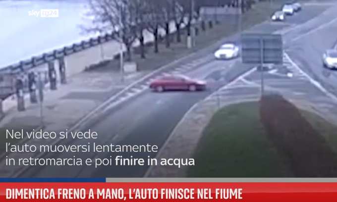 Dimentica il freno a mano e l’auto finisce nel fiume