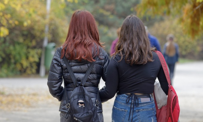La figlia è lesbica: la portano dall’esorcista. Ma lui risponde: “Non c’è il maligno dietro l’omosessualità”