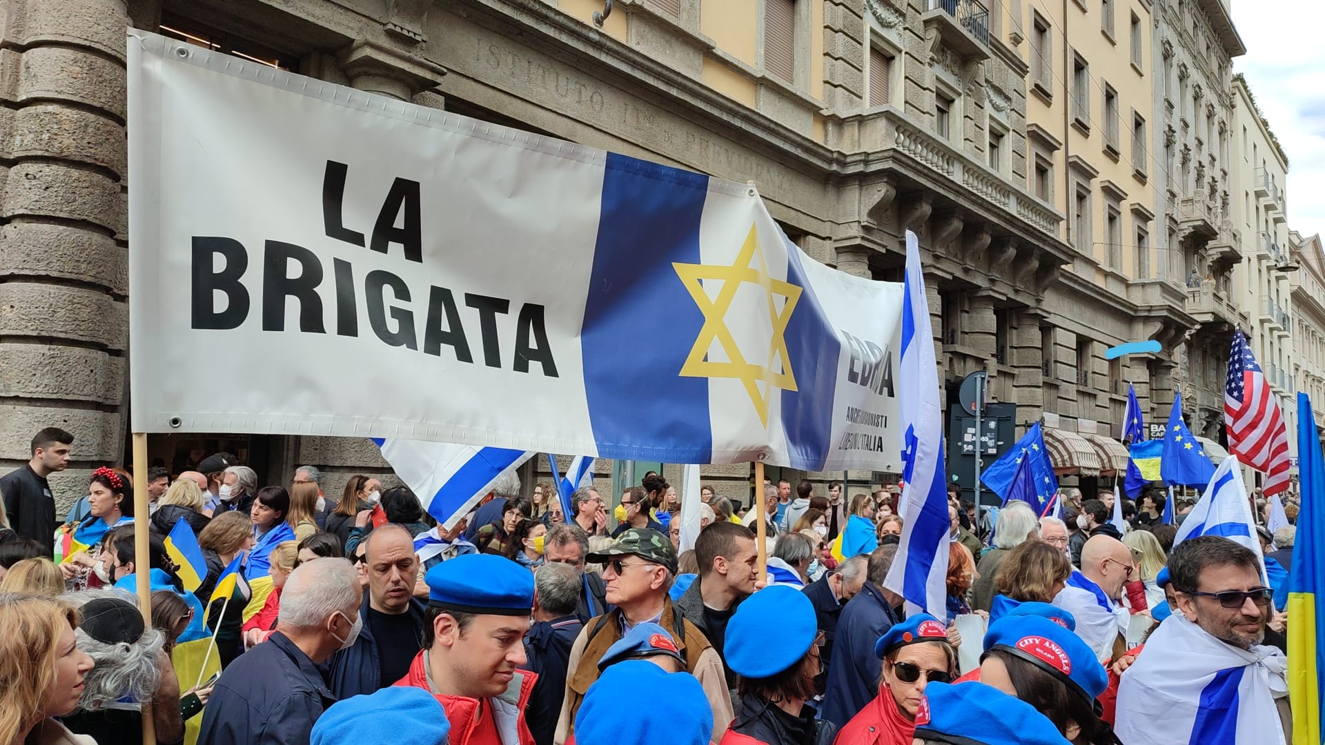 25 APRILE, BRIGATA EBRAICA IN CORTEO: ANCHE BANDIERE NATO E USA (FOTO 1)