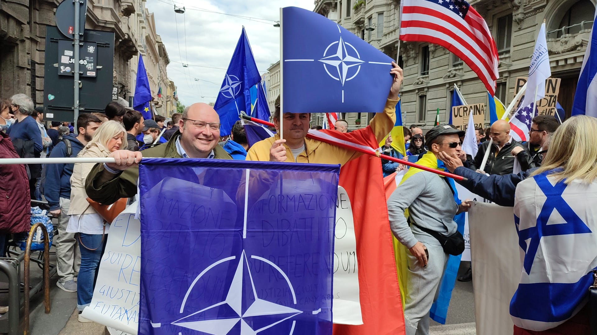 25 APRILE, BRIGATA EBRAICA IN CORTEO: ANCHE BANDIERE NATO E USA (FOTO 4)