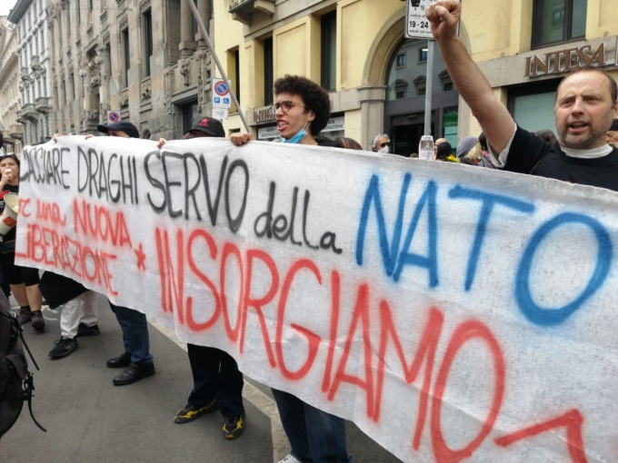 25 Aprile, Letta e Draghi contestati a Milano: “Servi della Nato”
