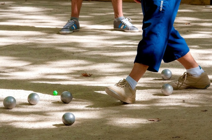 Perde la partita di bocce: 32enne aggredisce due anziani