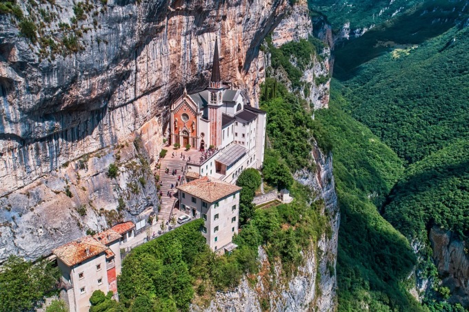 Ecco dove si trova l’affascinante santuario sospeso costruito su uno strapiombo e affacciato sul vuoto