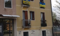 Vandali incendiano la villa dell'oligarca russo vicino a Putin e disegnano la "Z" sul palazzo dove vive una donna ucraina