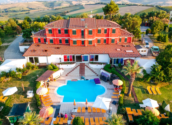 Riparte il turismo anche quello “piccante”: club privato preso d’assalto a Rimini
