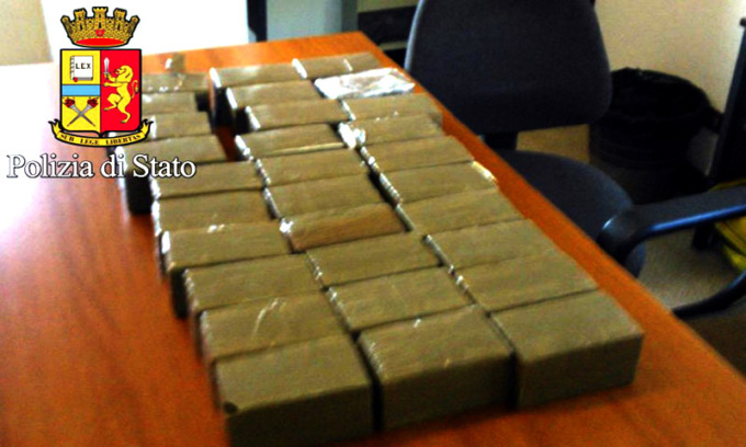 Fermato per un fanale rotto… dal camion spuntano 200 chili di hashish