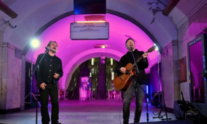 U2, Bono Vox e The Edge: concerto a sorpresa (e da brividi) nella metropolitana di Kiev