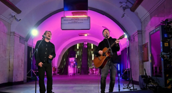 U2, Bono Vox e The Edge: concerto a sorpresa (e da brividi) nella metropolitana di Kiev