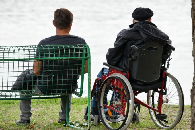 Badante No vax morì di Covid, la famiglia fa causa all’anziano: “Lo ha contagiato lui”